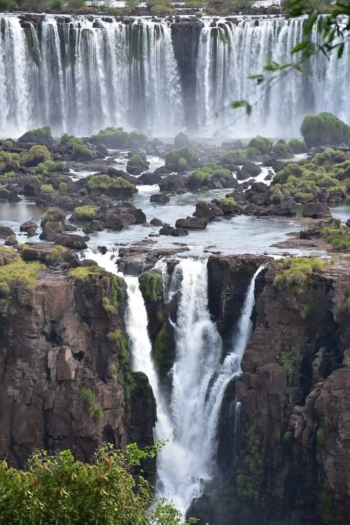 Waterfalls and rocks at Iguaçu Falls