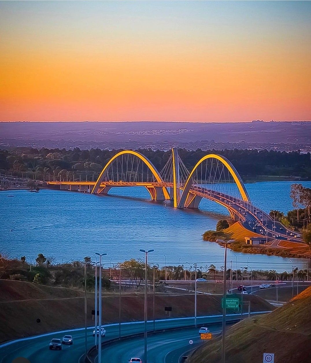 Ponte JK over Lago Paranoá at sunset